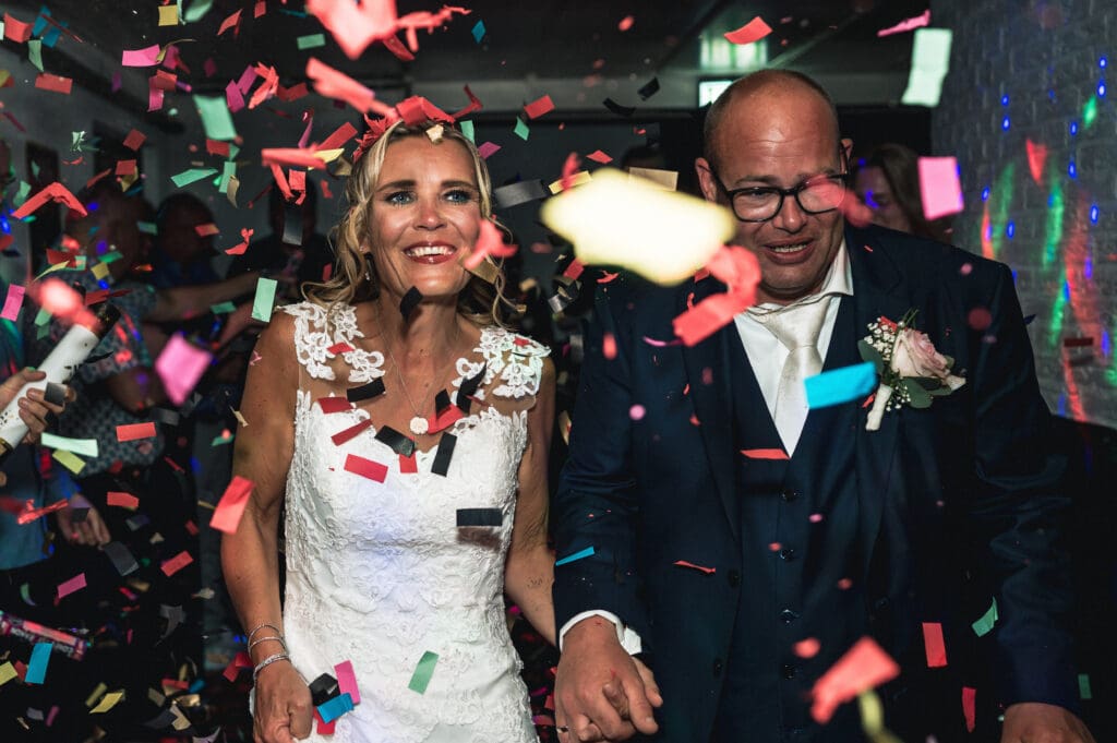 Aankomst van de bruid en bruidegom wordt er geschoten met confettikanonnen