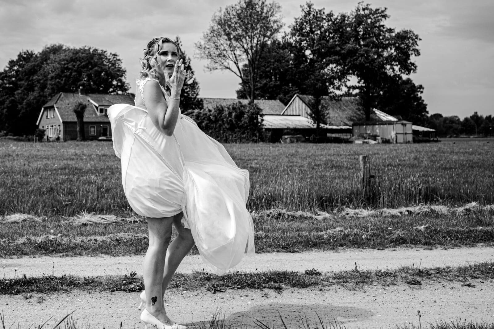 Bruid met sigaret onderweg naar de fotoshoot