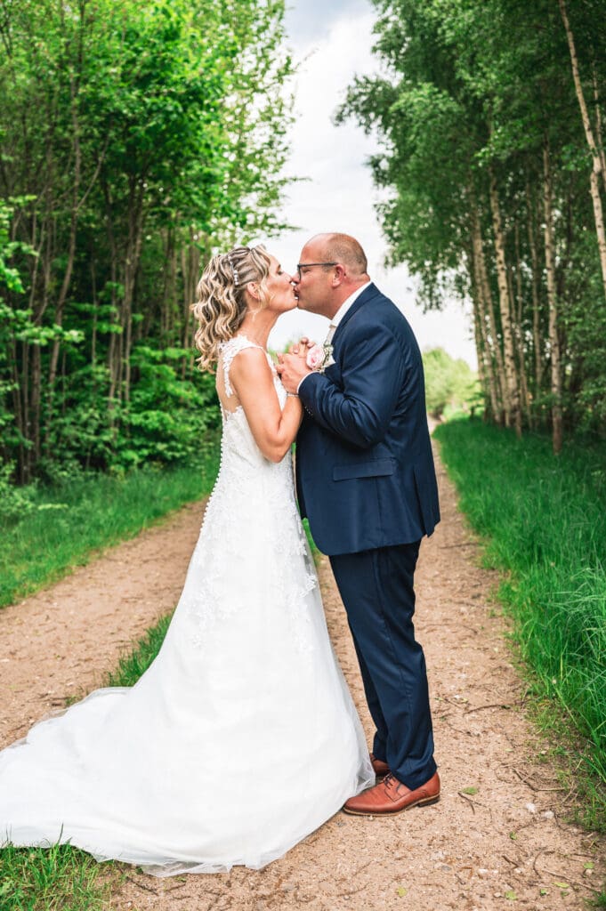 Bruid en bruidegom poseren tijdens de fotoshoot