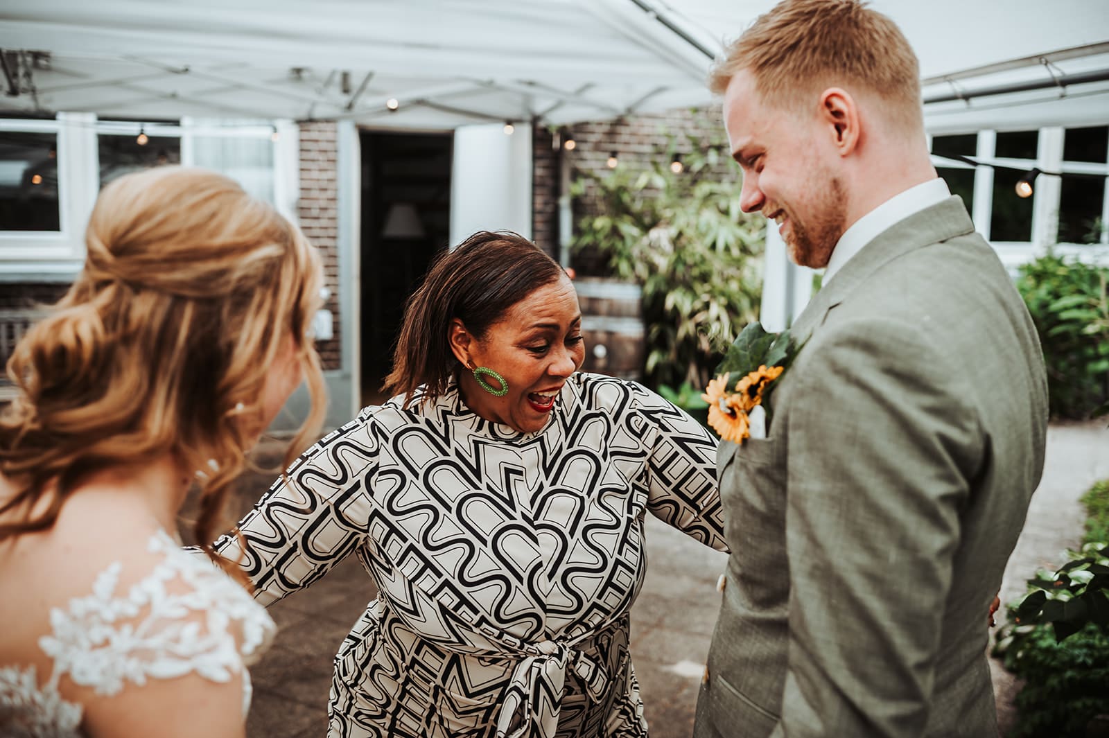 Gast reageert enthousiast op het bruidspaar tijdens de bruiloft in Schalkhaar