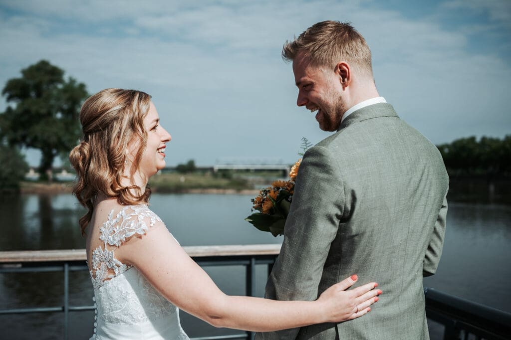 First look tijdens de bruiloft bij de ijssel in Deventer