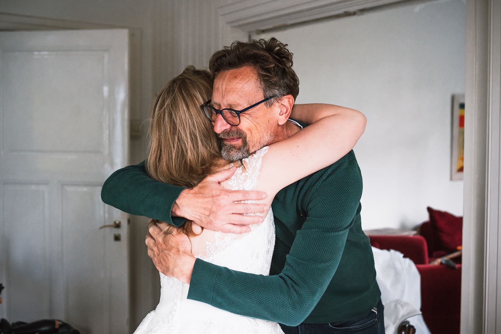 Vader omhelst de bruid tijdens de voorbereidingen op de trouwdag in Schalkhaar