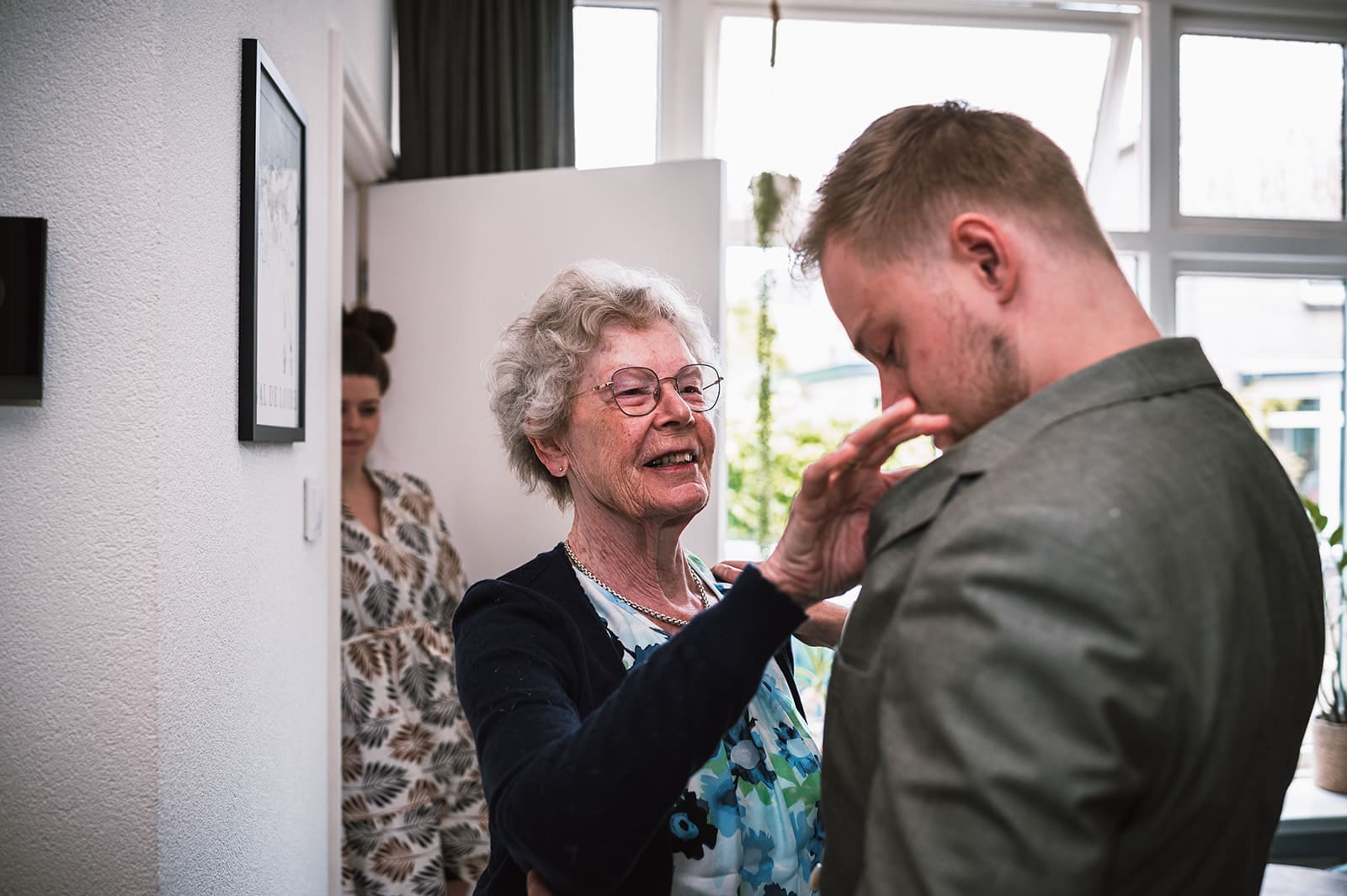 Oma bewondert de bruidegom tijdens de voorbereidingen op de trouwdag in Schalkhaar