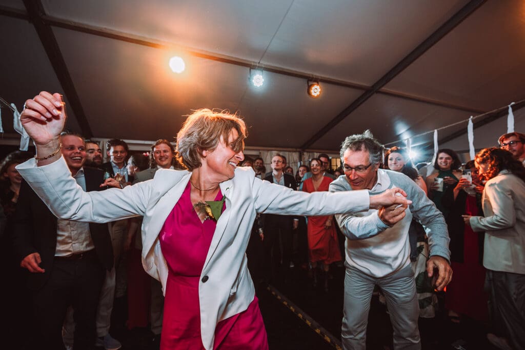 Dansen tijdens het feest van een bruiloft