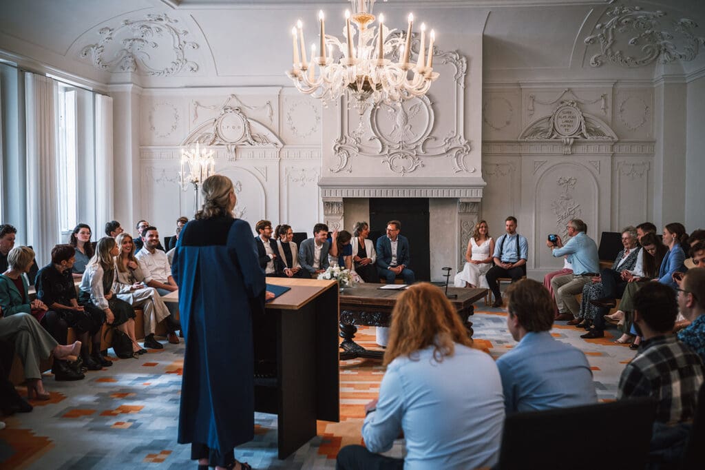 De ceremonie van het bruidspaar in het gemeentehuis in Deventer