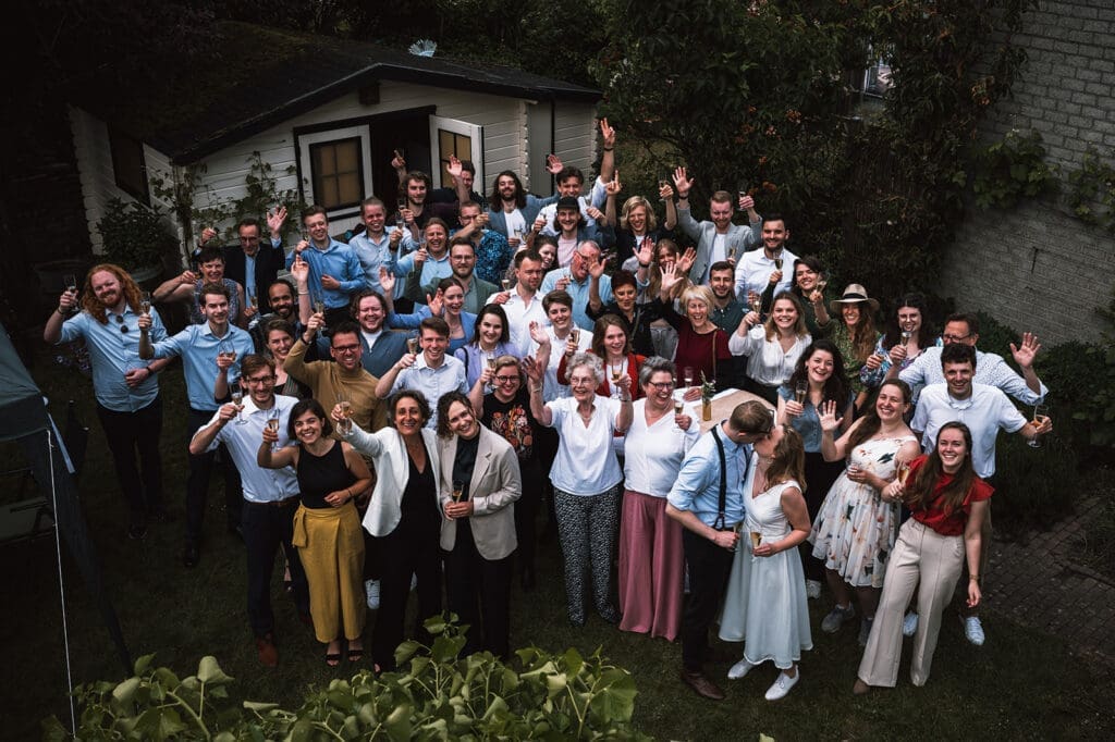 Groepsfoto tijdens de bruiloft 