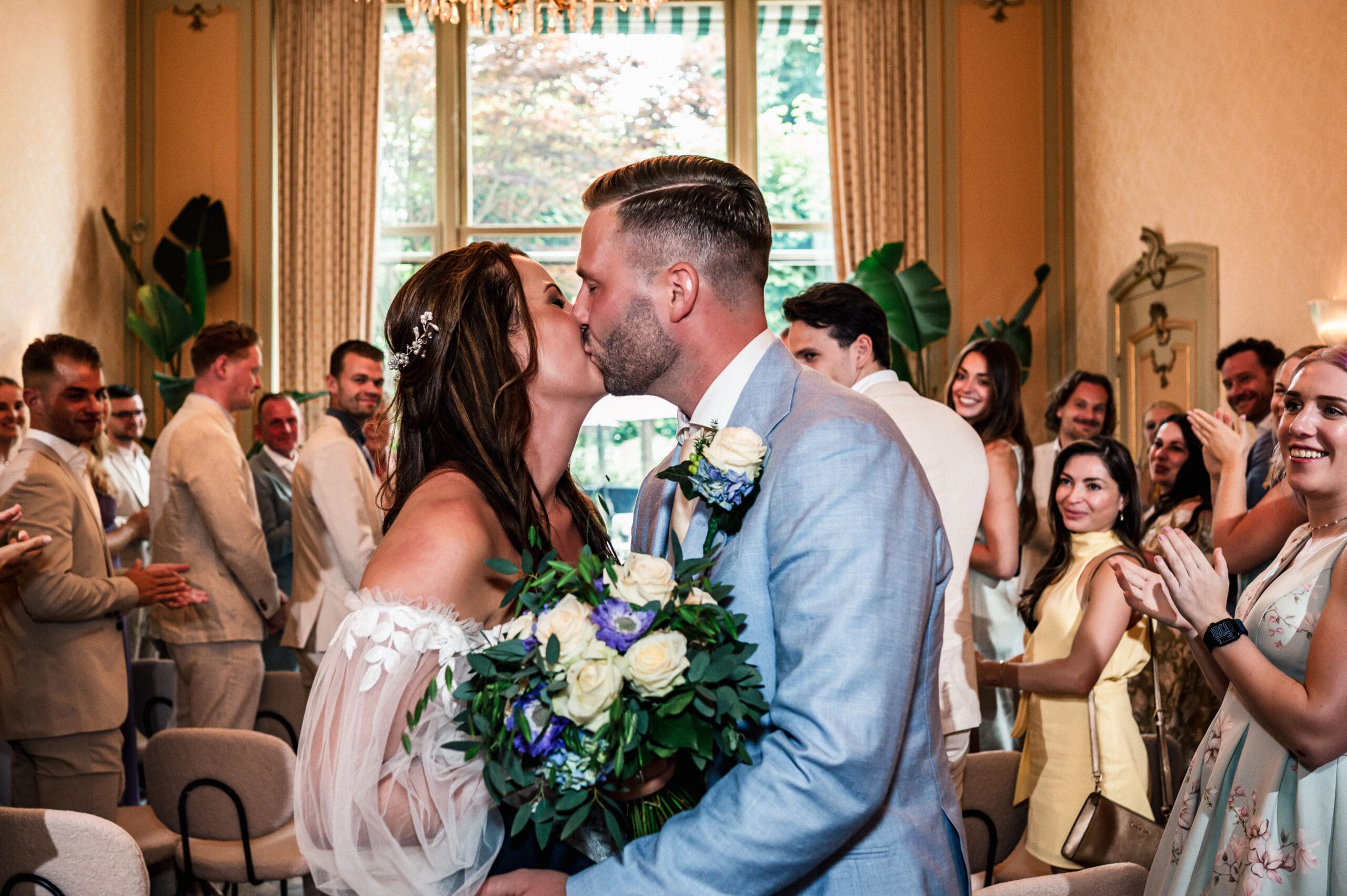 Bruidspaar kust na ceremonie in huis van Marle