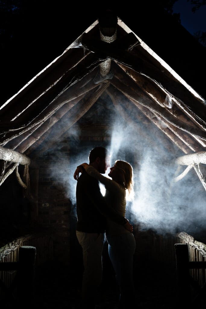 Intiem moment van een stel in de avond, samen onder een houten dak.