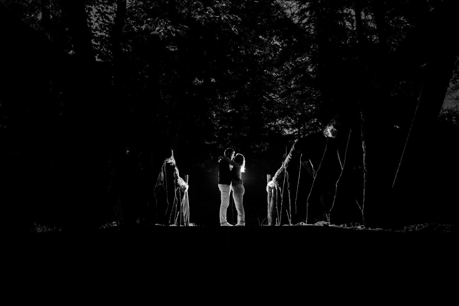 Stel samen op een brug in het donker, vastgelegd in een rustig en documentair moment