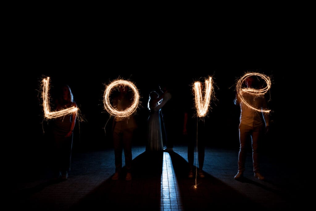 Creatief avondmoment van een bruidspaar met sterretjes