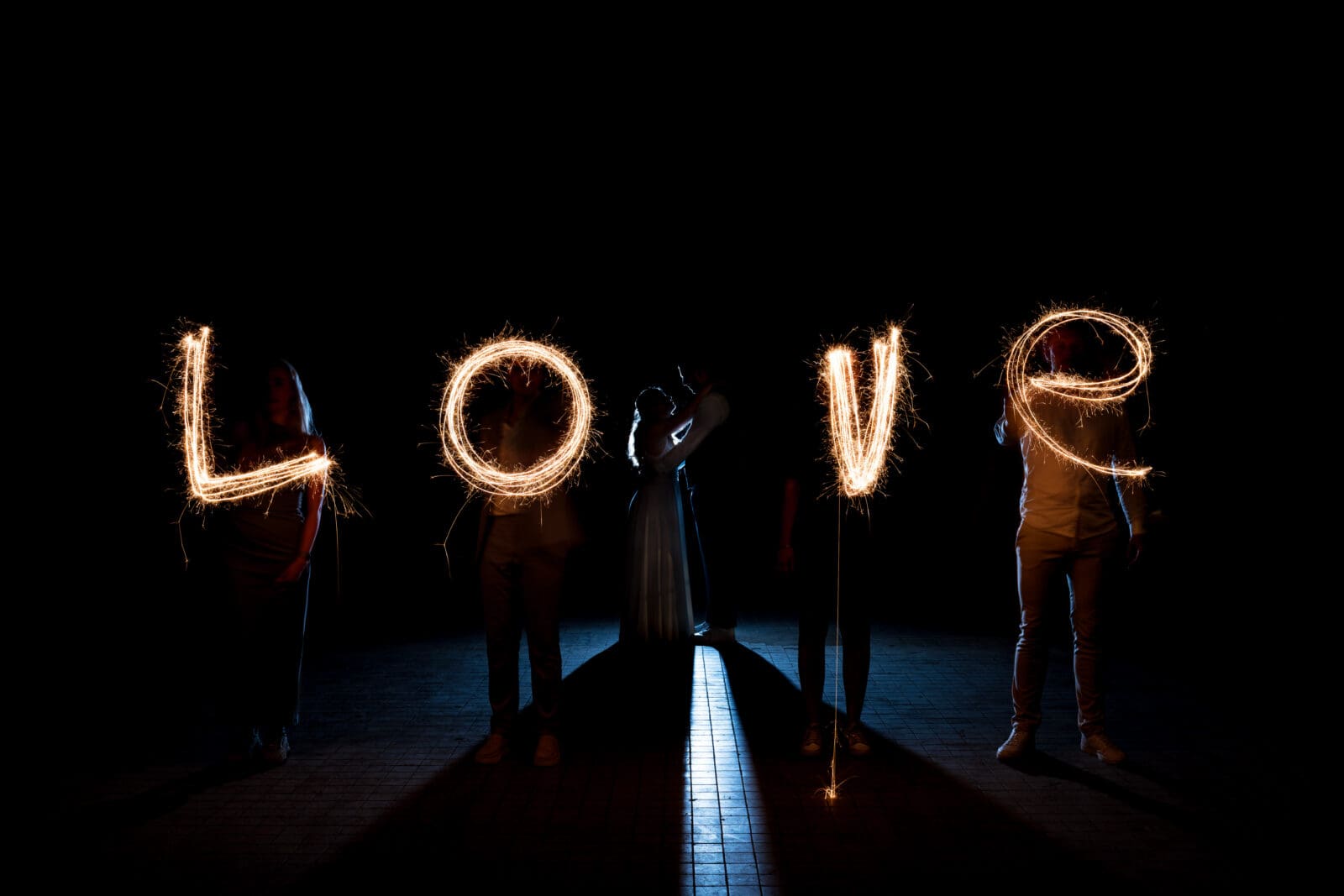 Creatief avondmoment van een bruidspaar met sterretjes