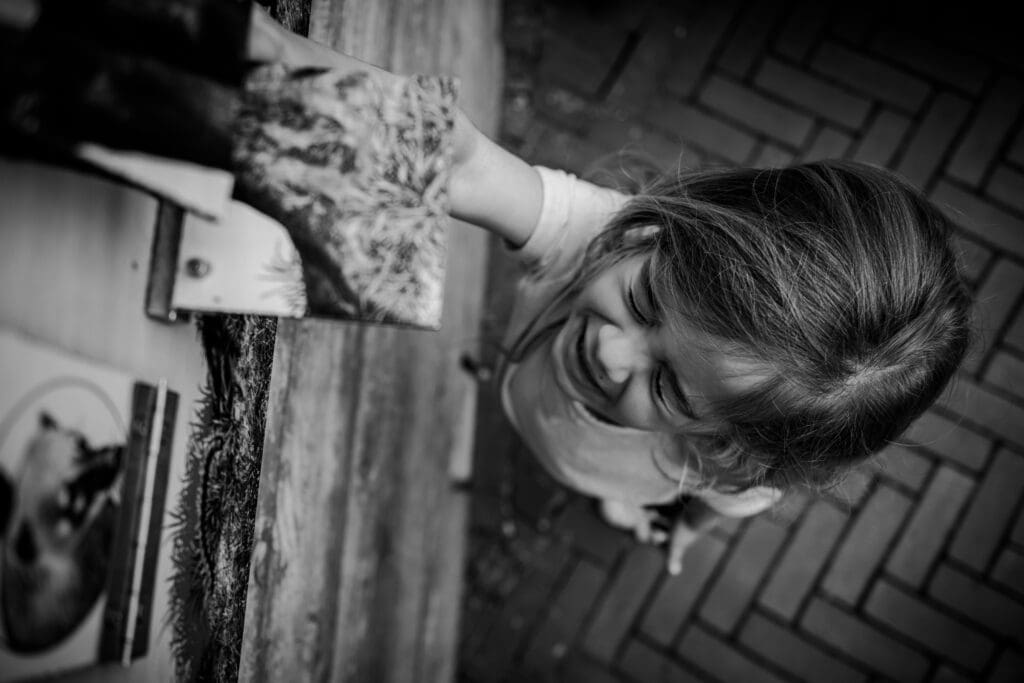 Kind huilt in burgers zoo, documentair fotografie